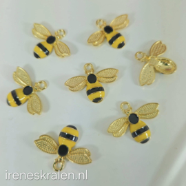 BDM 0004: Bedeltje Bij, ca 18x22mm