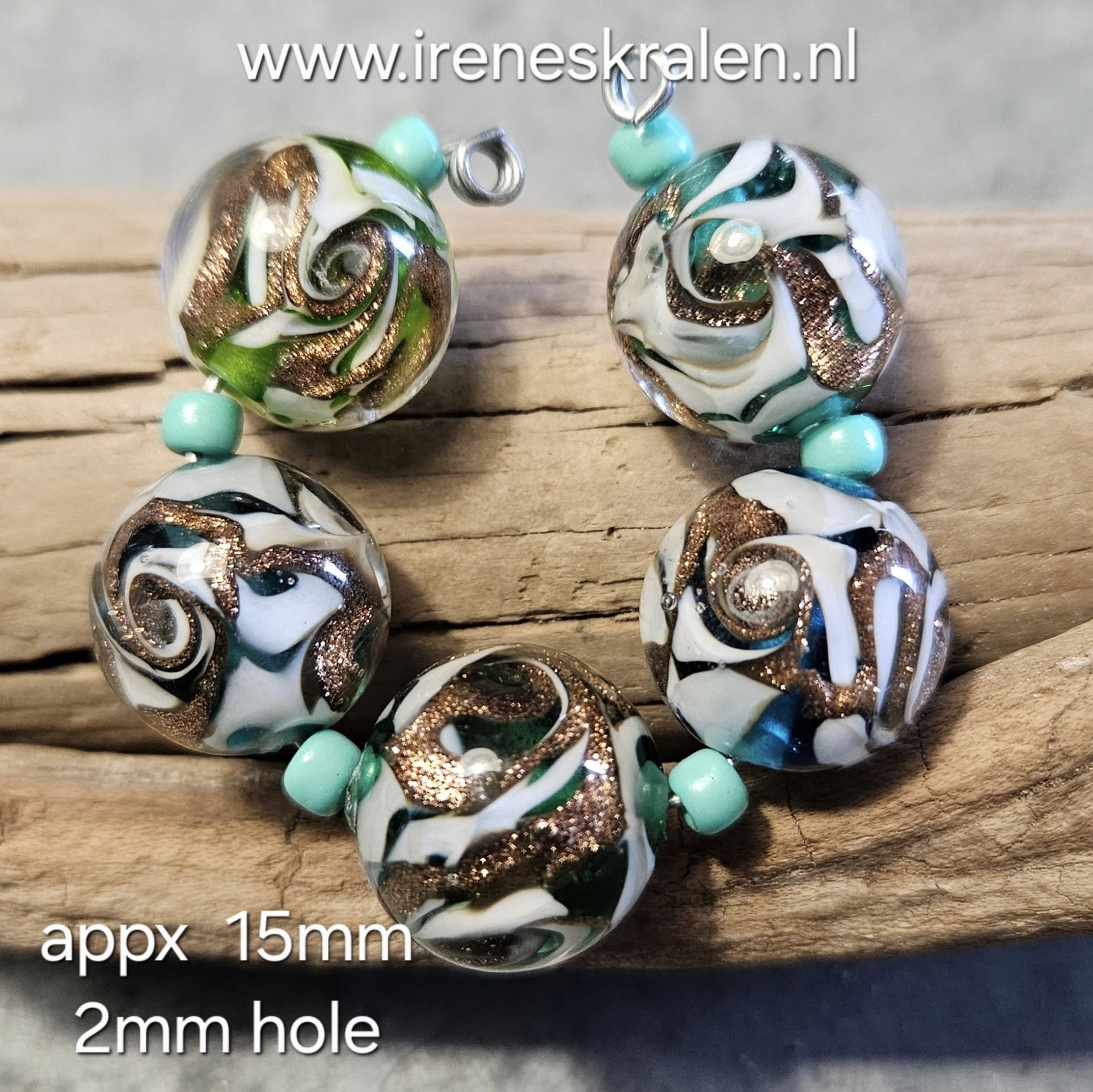 IKOC0016: Set van 5 kralen met Aventurijn erin, ca 15mm rond