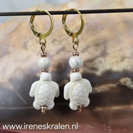 WI 0501: Oorbellen Ivoor met Schildpadden