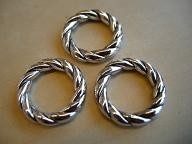M 039: Gedraaide ring metallook verzilverd medium, 22mm, 4mm dik