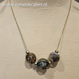 MU009: Goudkleurige ketting met homemade glaskralen, lampwork