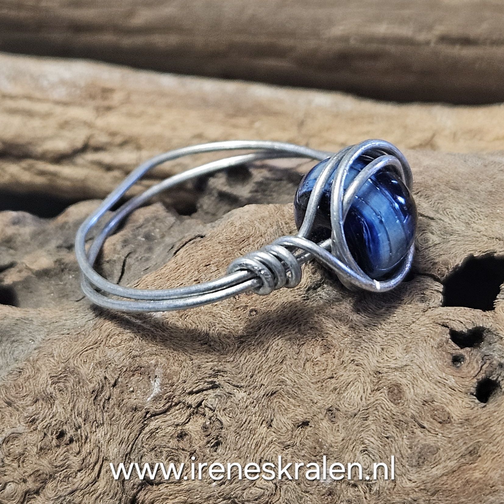 BL0033: Roestvrijstalen Wire-Ring met homemade glaskraal