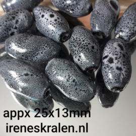 Gzwt 017: Keramiek Kraal Onregelmatige Ovaal, ca 25x13mm *