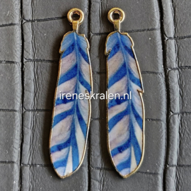 BDM 0027: Set van 2 Bedels Veren/goudkleur, ca 37mm Blauw/Lila