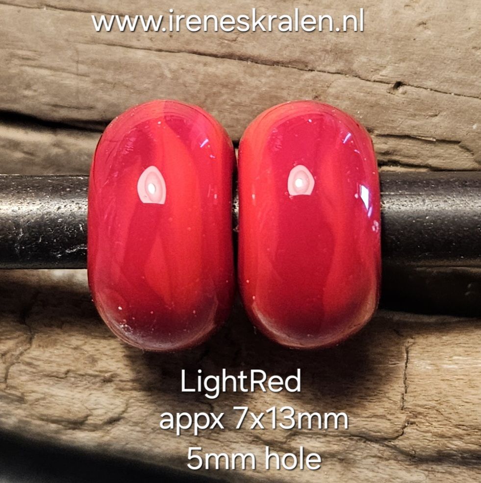 IKRD0022: Set van 2x GrootGatKraal LichtRood, ca 7x14mm (5mm gat)