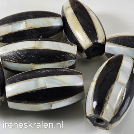 Gwit 024: Grote Ovaal ingelegd met parelmoer, ca 27mm