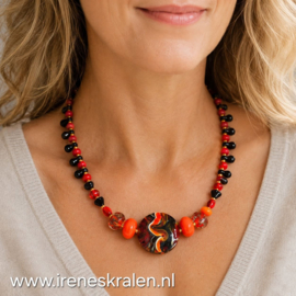 OR0033: Mooie Ketting met zelfgemaakte glaskralen, OranjeRood, ca 46cm