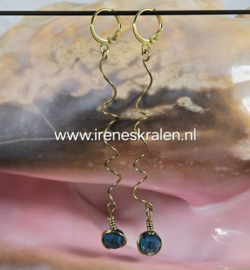 TU0062: Lange Oorbellen met Teal glasfacet op goldwire