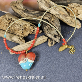 RD 0003: Ketting koraalrood met zelfgemaakt glas-hart
