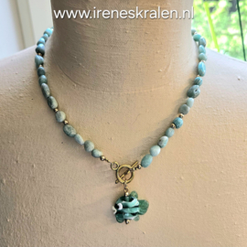 TU0034: Stenen Ketting met glazen vis, voorsluiting