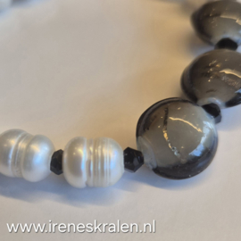 ZW0014: Armband Witte Parels en Grijze Lentils Lampwork, ca 19,5cm