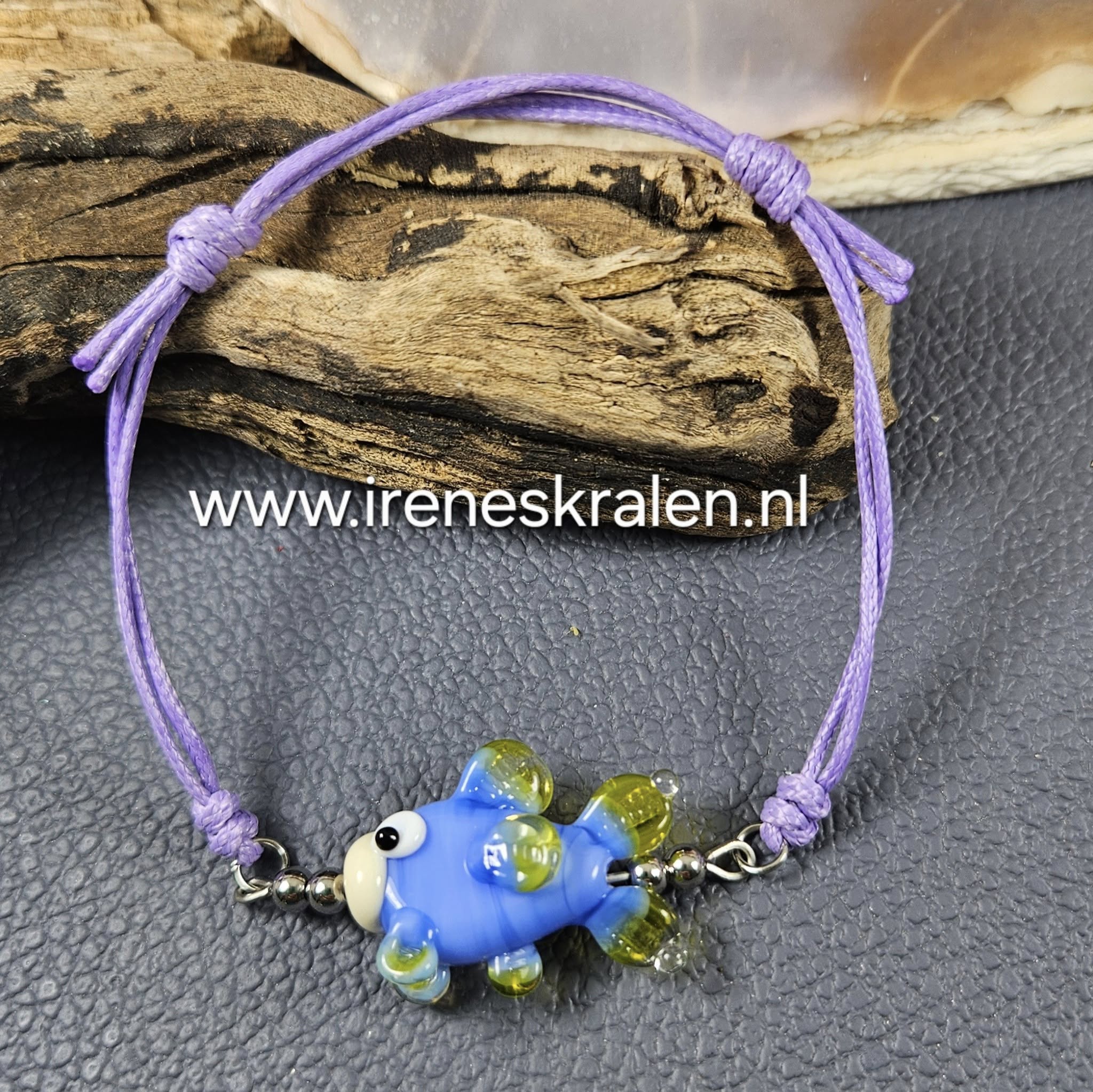 PRS 0016: Armbandje met zelfgemaakte glas-vis
