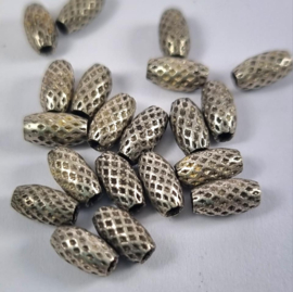 M 019: Metalen Kraaltje Ovaal, ca 7mm