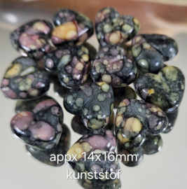 Gzwt 003: Hartje Kunststof Tye Dye Zwart, ca 14x16mm