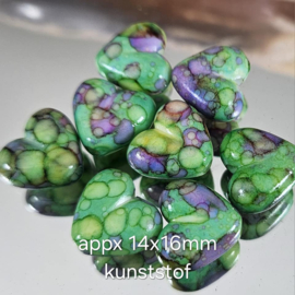 GG 000: Hartje Kunststof Tye Dye Groen, ca 14x16mm