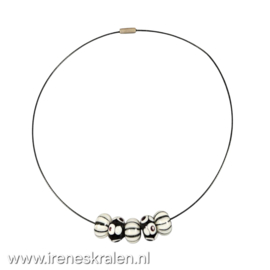 ZW0003: Spang met Zwart & Wit homemade glaskralen