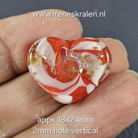IKRD0021: Schattig hartje rood & goudvlokken erin, ca 18x24mm