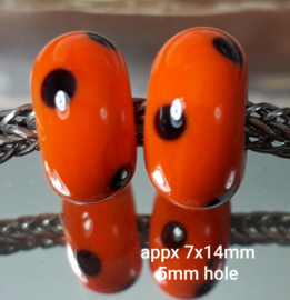 IKOR036: Set van 2x GrootGatKraal Oranje & Zwart, ca 7x14mm