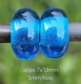 IKOC1001: Set van 2x GrootGatKralen DarkAqua, ca 7x13mm (5mm gat)