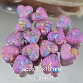 Groze 037: Hartje Kunststof Tye Dye LichtRoze, ca 14x16mm