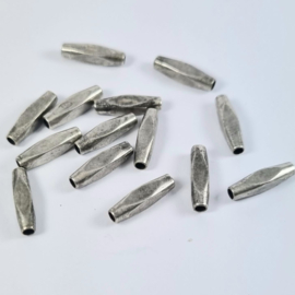 M 018: Metalen Kraal Langwerpig, ca 12mm