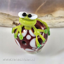 IKRD0014: Grote KikkerKraal Rood, ca 19x21mm