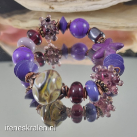 PRS 0009: Armband met wat zelfgemaakte glaskralen paars