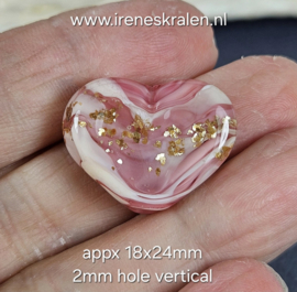 IKRZ0004: Schattig hartje roze & goudvlokken erin, ca 18x24mm