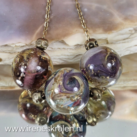 MU009: Goudkleurige ketting met homemade glaskralen, lampwork