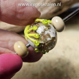 IKBR0021: Set van 3 kralen met Kikker Cafe au Lait & Goudglitter