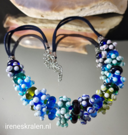 MU002: Ketting in PauwKleuren, lampwork