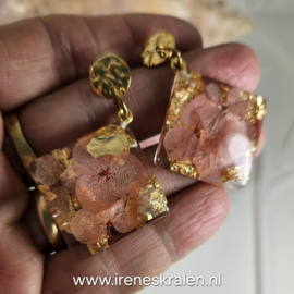 RZ 6002: Oorbellen met Hortensia erin, epoxy homemade