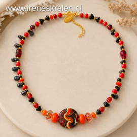OR0033: Mooie Ketting met zelfgemaakte glaskralen, OranjeRood, ca 46cm