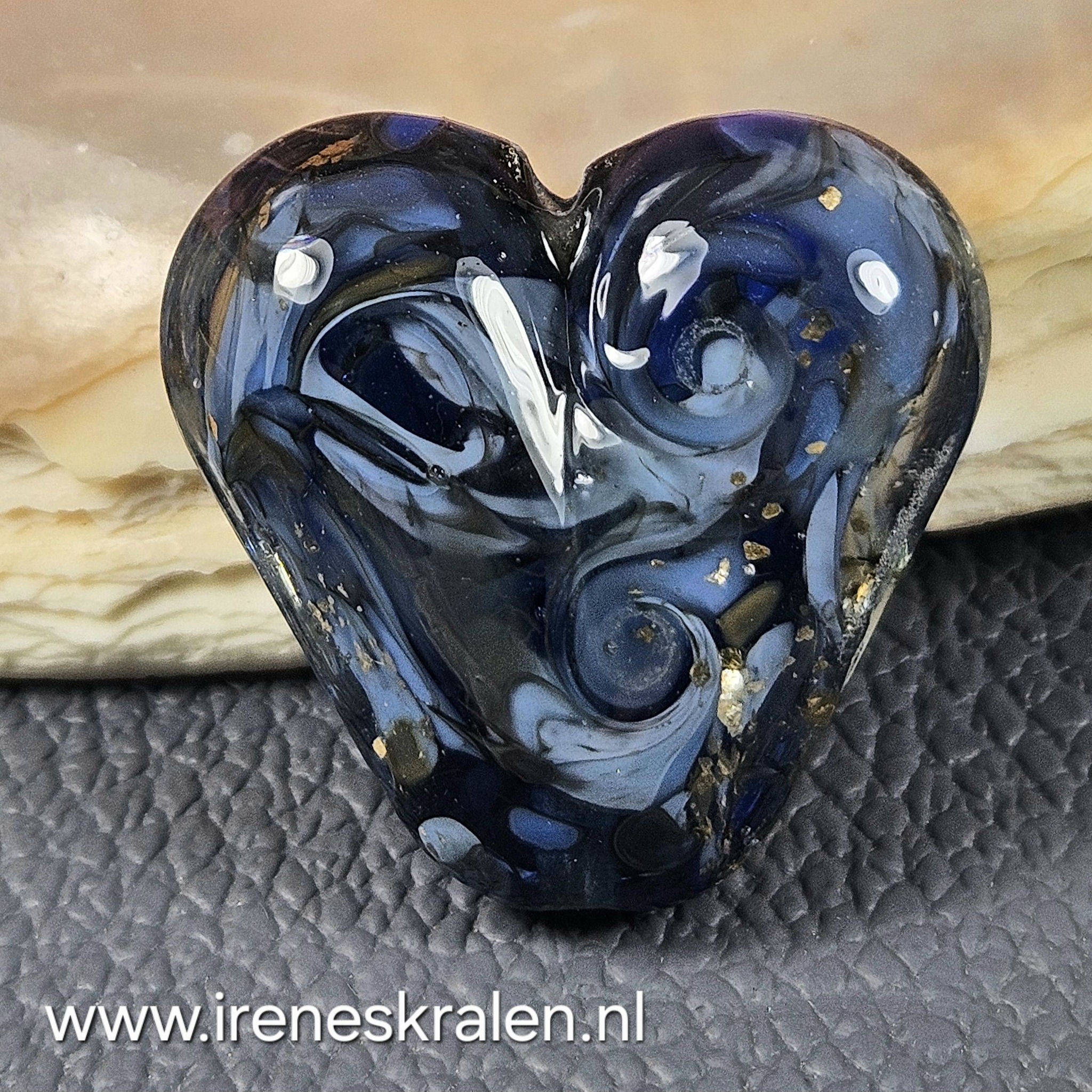 IKBL0016: Groot Hart Gemengd Blauw & GoudVlokken erin, ca 29mm