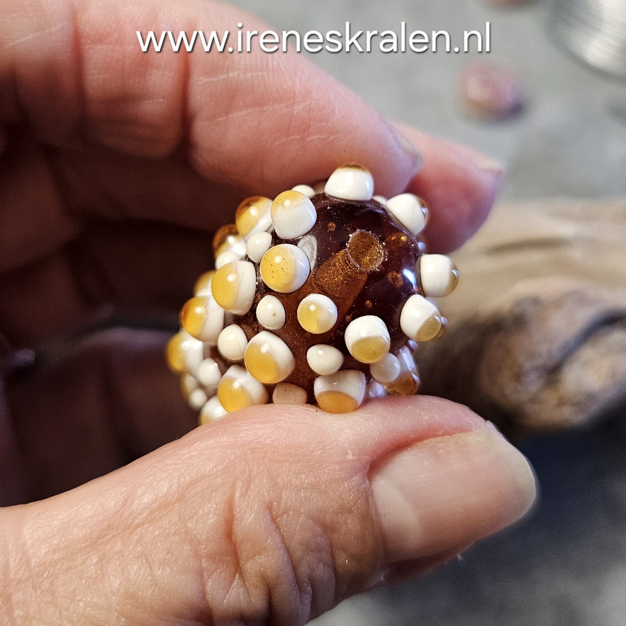 IKBR0004: Grote Focal Kraal met 3mm gat, ca 30x21mm