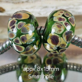 zIKGR0001: Set van 2x GrootGatKraal Groen, ca 8x15mm (5mm gat)