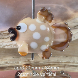 IKBR0014: Grote Focal Kraal: Vis Beige/Bruin, ca 20x34mm