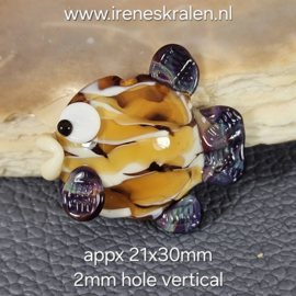 IKBR0035: Vis Bruin/Paarsig dubbelzijdig, ca 21x30mm