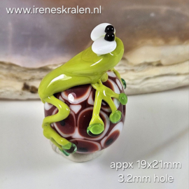 IKRD0014: Grote KikkerKraal Rood, ca 19x21mm