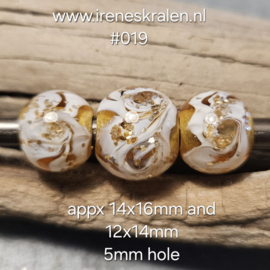 IKBR0037: Set van 3x GrootGatKraal Topaz & goudvlokken (5mm gat)