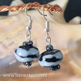 ZW0027: Lampwork Oorbellen Zwart & Wit