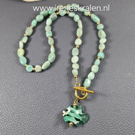 TU0034: Stenen Ketting met glazen vis, voorsluiting