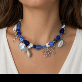 BL0037: Zomerse ketting blauwe glaskralen en bedels