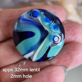 IKBL0250: Grote Focal Kraal Lentil Blauw Teal, ca 32mm