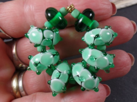 IKGR0002: Set van 6 Emerald Kardinaaltjes + spacers, ca 8x15mm