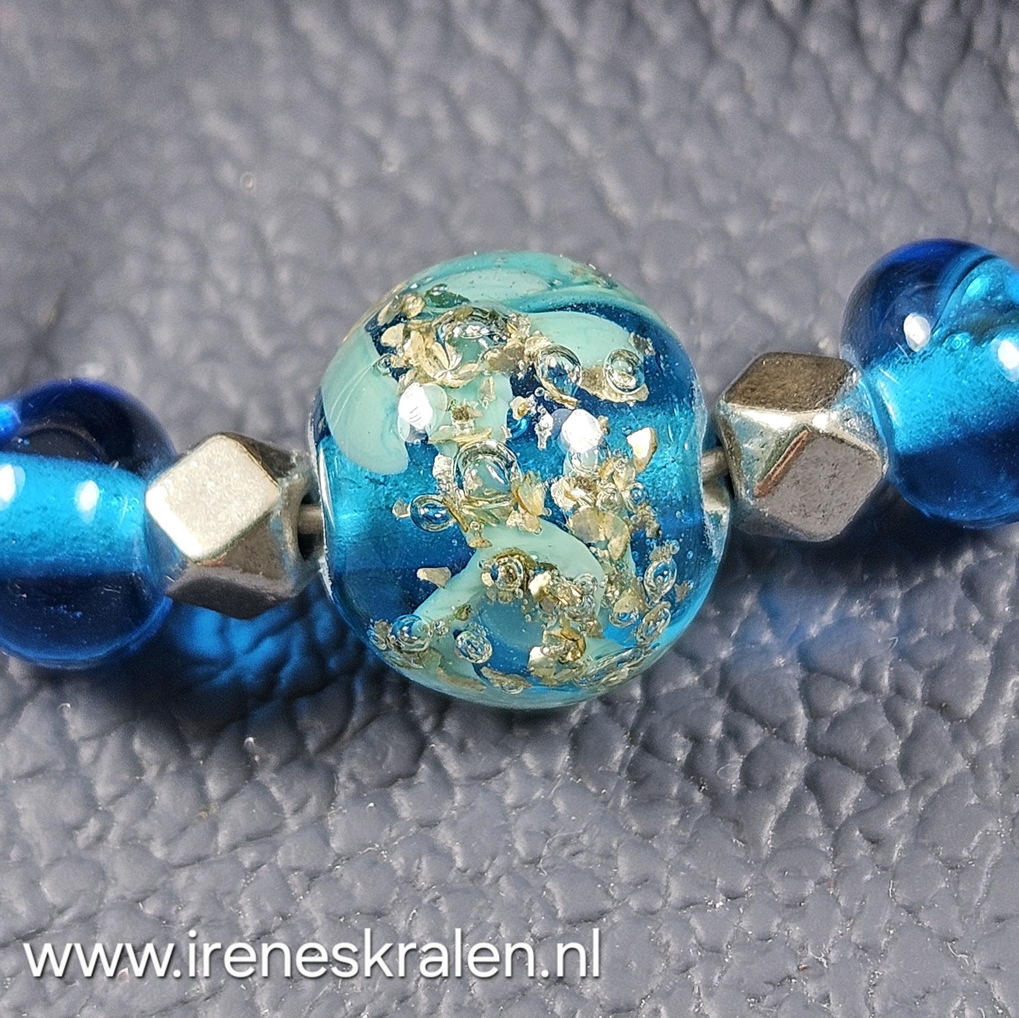 TU0006: Armbandje met Zelfgemaakte glaskralen, zilvervlokken