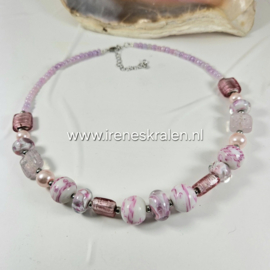 RZ 0032: Ketting zachtroze & wit, gemengde glaskralen