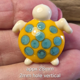 IKGE012: Focal Kraal Schildpad Geel & Turquoise, ca 28mm