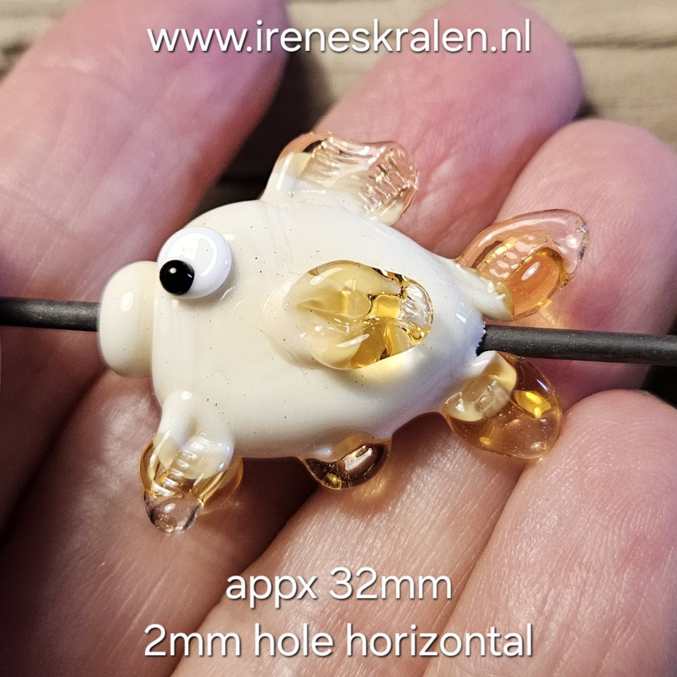 IKBR0012: Vis-Kraal Ivoor/Amber, ca 32mm (horizontaal gat van 2mm)