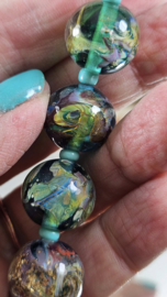 IKOC0055: Set van 5 Aqua & Multicolor Double Helix zilverglas, ca 14x16mm